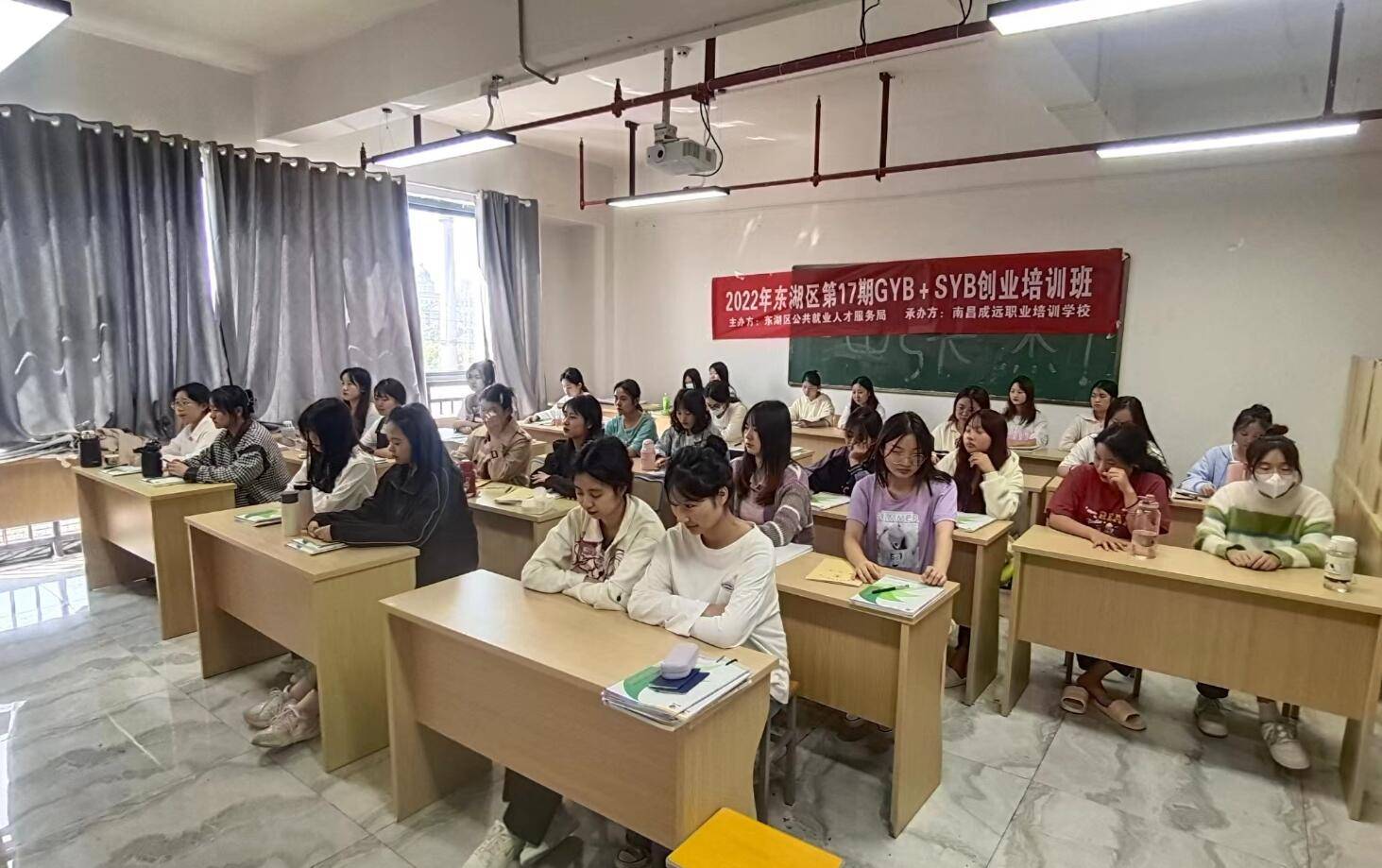 创办职业技术培训学校，培养新时代实用人才的摇篮