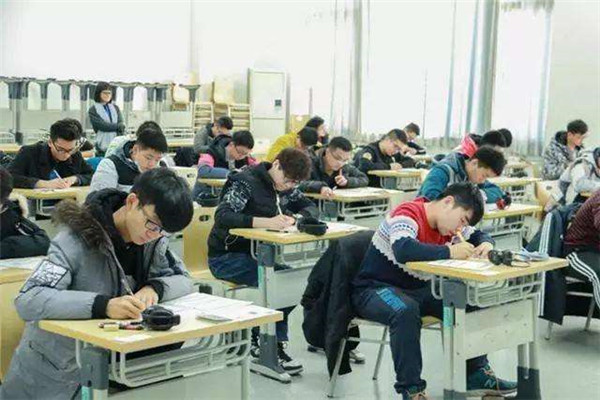 先锋职业技术培训学校，培养新时代技术精英的摇篮
