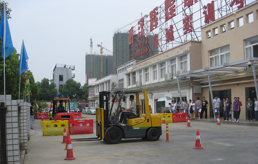 辉煌职业技术培训学校，培育职业技能的未来摇篮