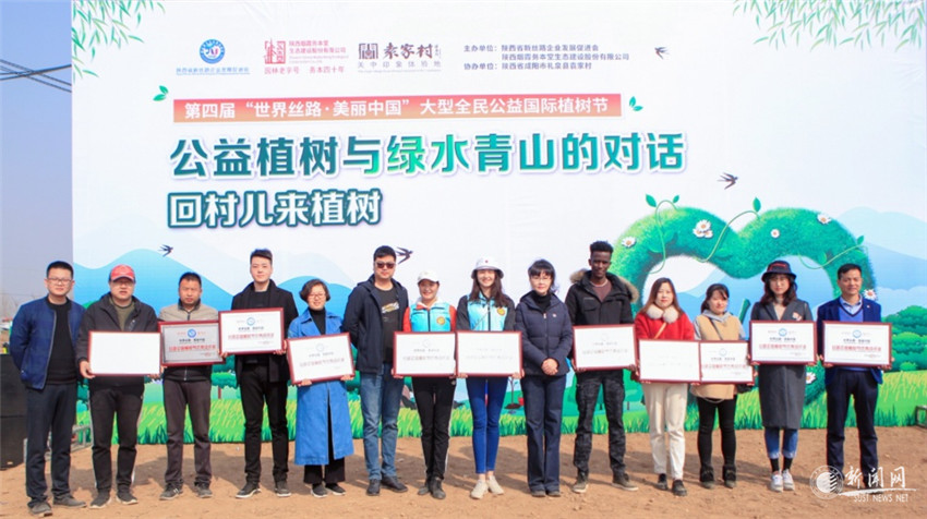 植树护绿践初心，青春校园共筑生态美之梦