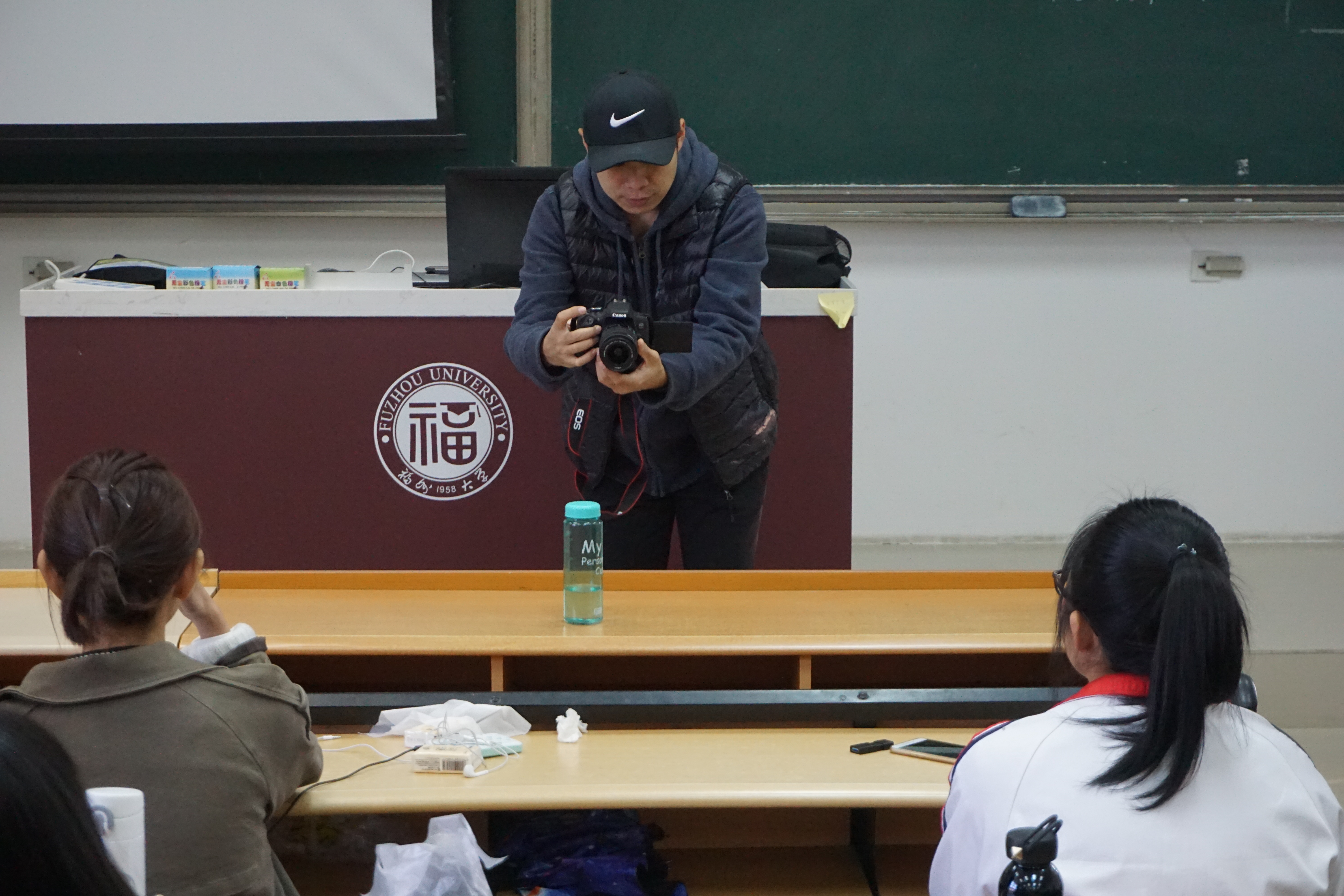 学校举办新闻摄影培训班，培养新时代传媒人才的新路径