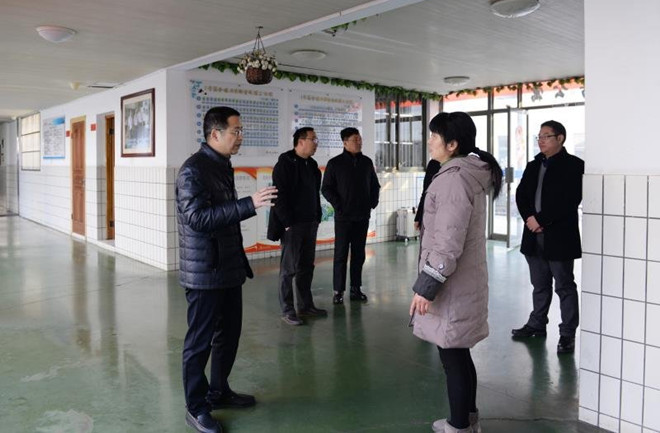 学校副校长陈宁春带队开展寒假校园安全大检查活动