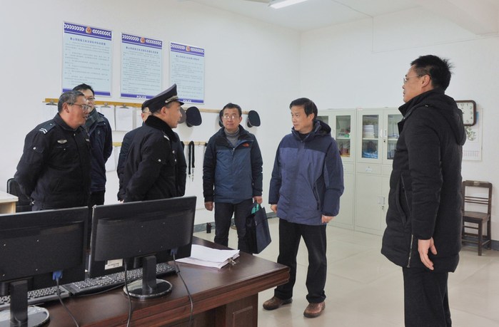 学校副校长陈宁春带队开展寒假校园安全检查