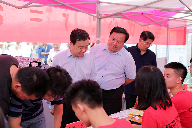 学校党委副书记安仲文深入财金学院调研，慰问家庭经济困难学生