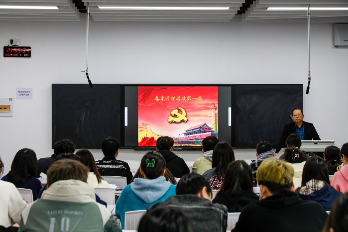 学校副校长陈宁春深入课堂讲授思政课，引领思政教育的力量与实践
