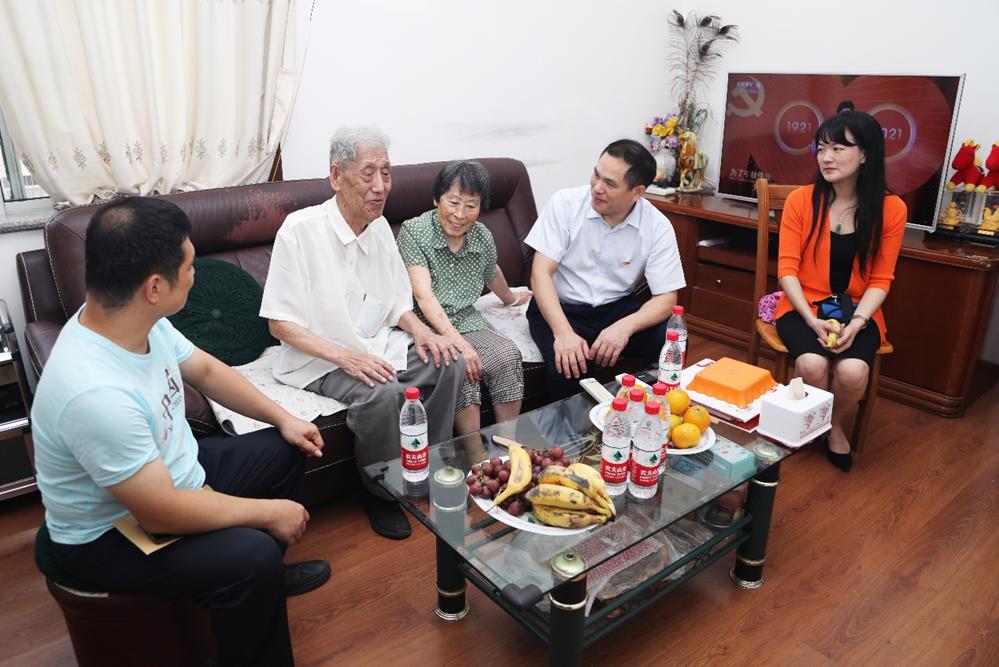 七一走访慰问老党员和困难党员活动——学校传递温暖与关怀的行动