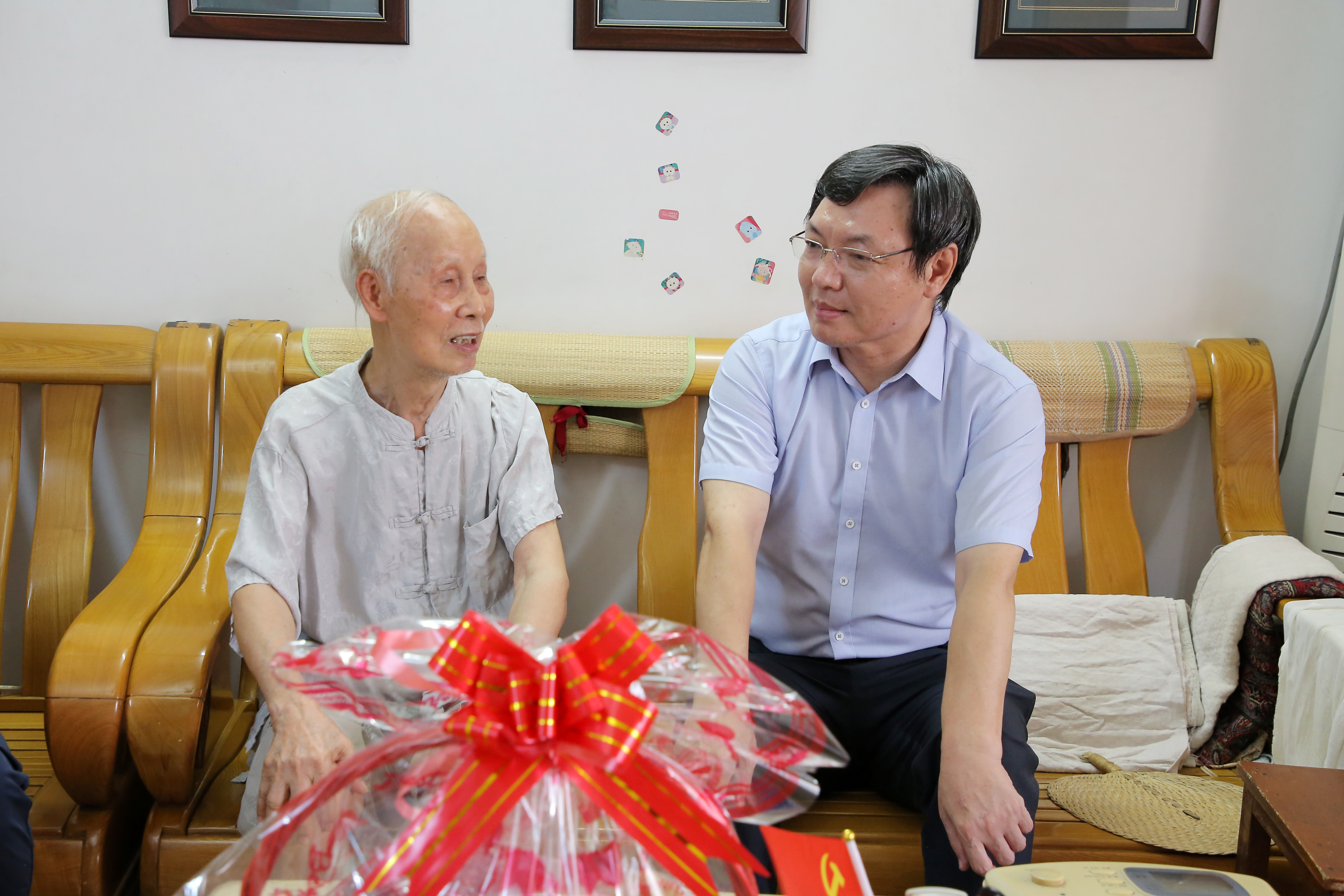 七一走访慰问老党员和困难党员活动——传递学校温暖与关怀的爱心行动