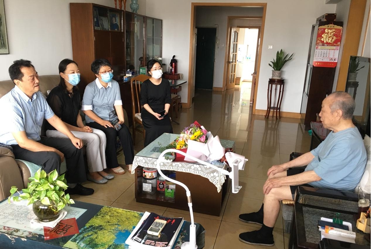 七一走访慰问老党员和困难党员活动——学校传递温暖与关怀的行动
