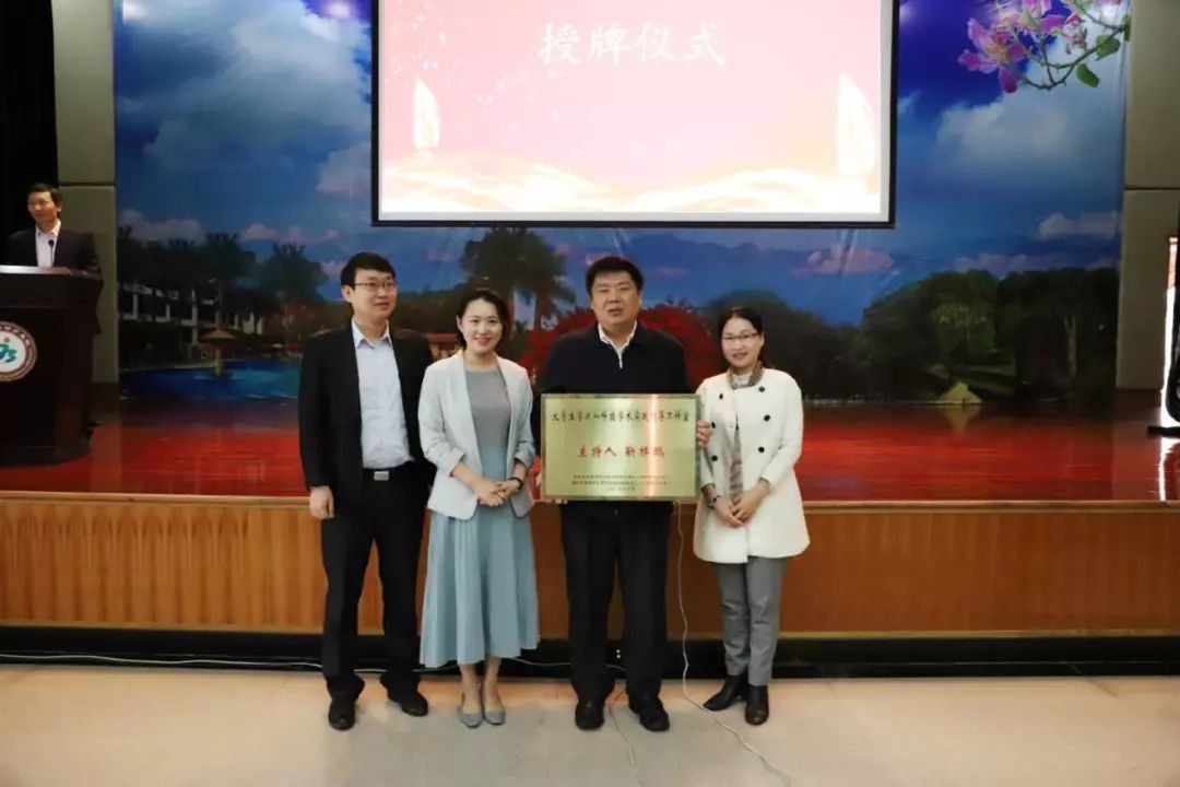 喜报！我院理论调研文章荣获上海高校党委理论学习中心组优秀理论成果荣誉，展现卓越学术实力