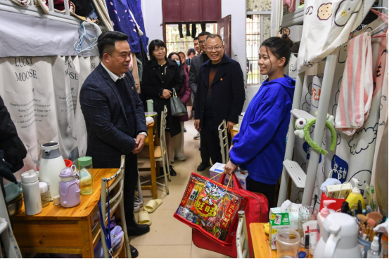 学院纪委书记韦云凤宿舍走访慰问活动纪实，温暖传递，情感交流