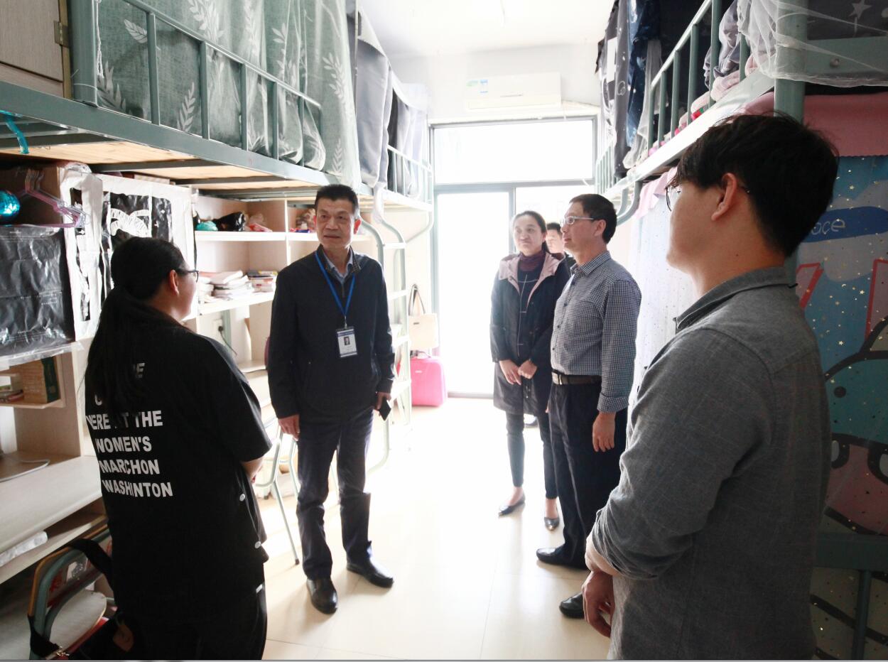学院纪委书记韦云凤深入宿舍开展走访慰问活动纪实